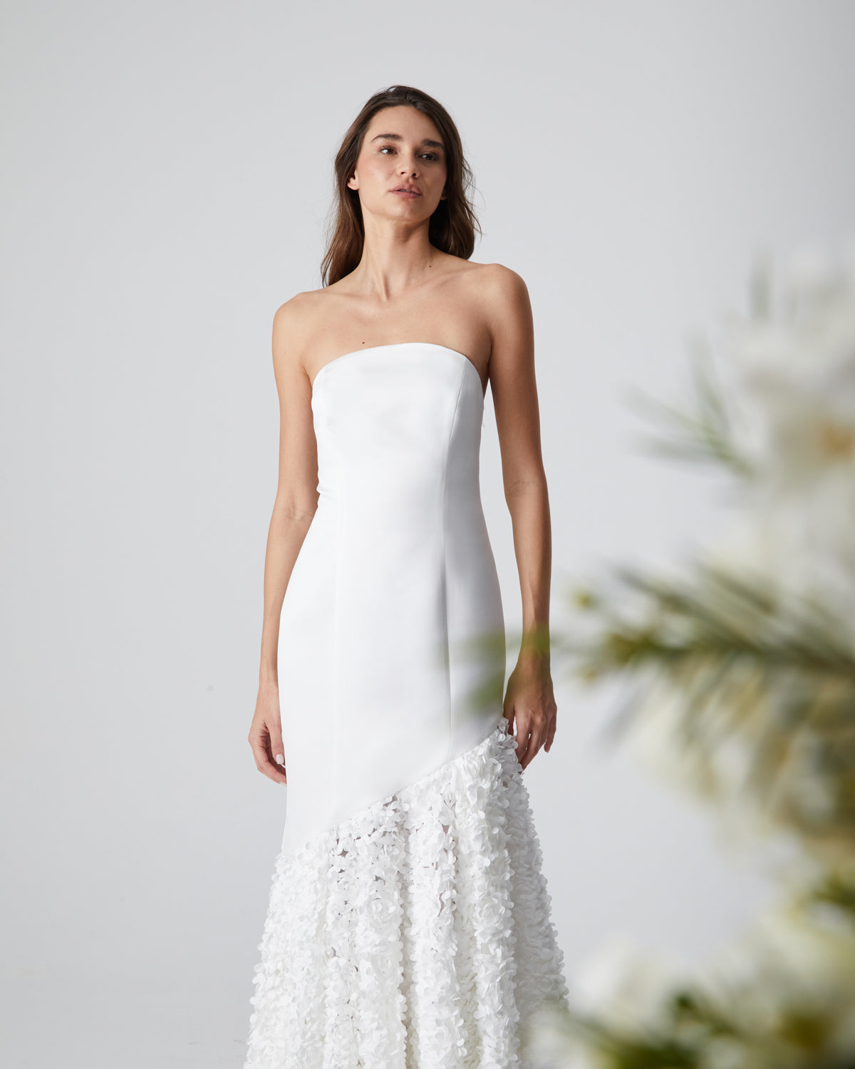 VESTIDO PALABRA HONOR FALDA PÉTALOS