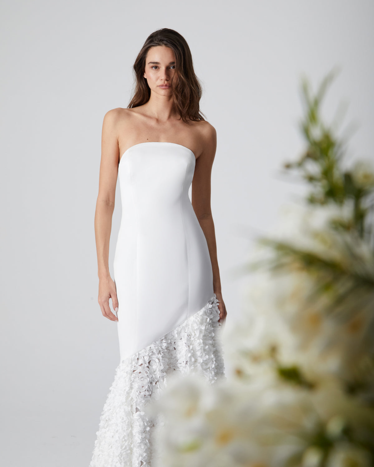 VESTIDO PALABRA HONOR FALDA PÉTALOS