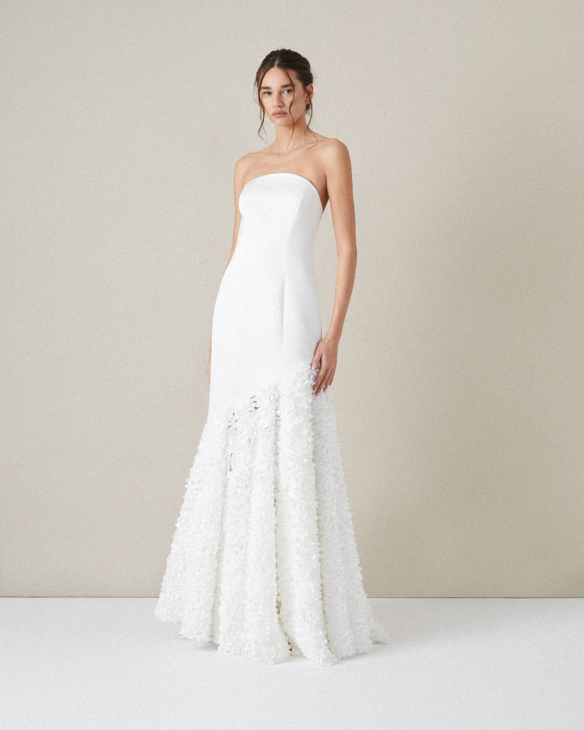 VESTIDO PALABRA HONOR FALDA PÉTALOS