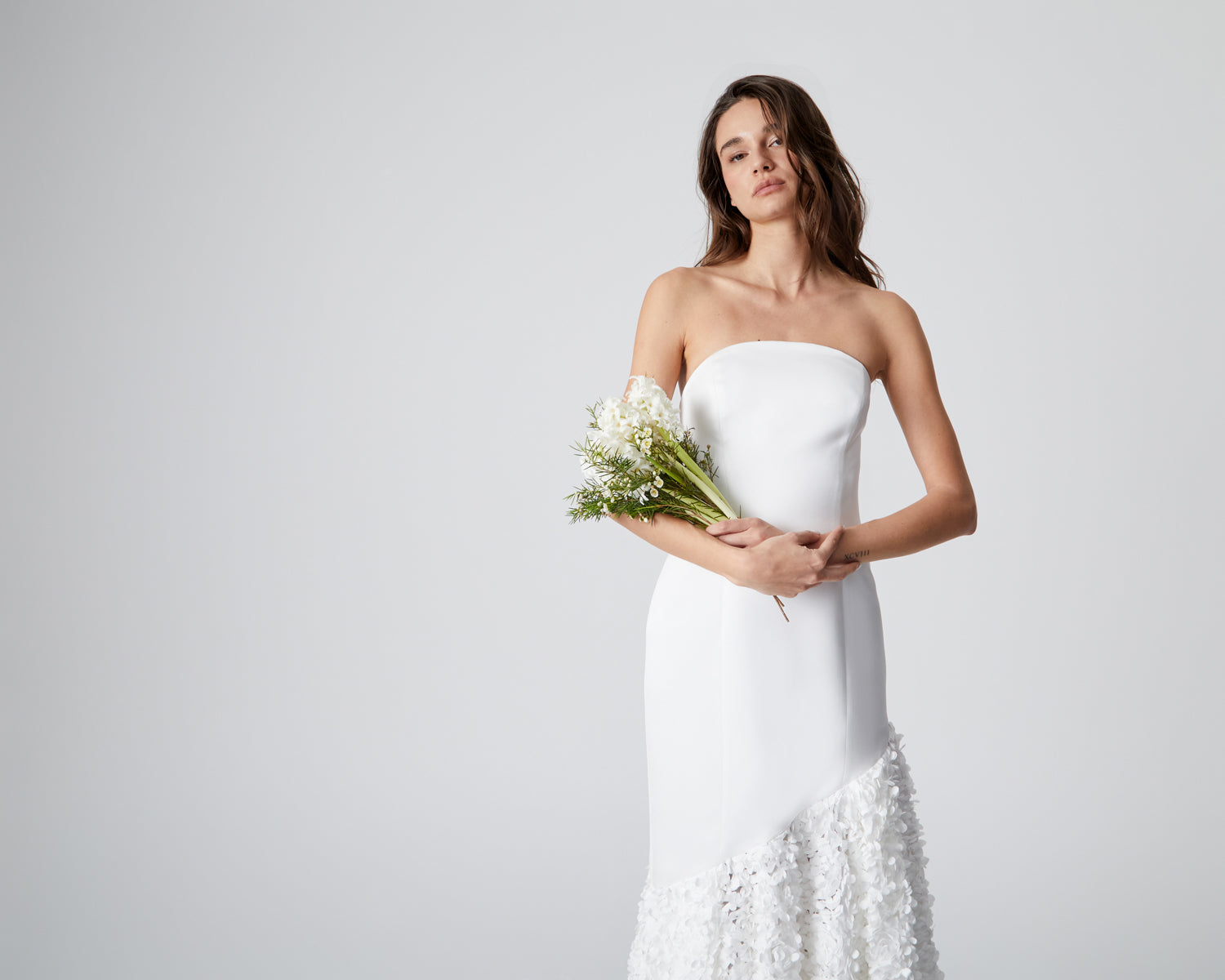 VESTIDO PALABRA HONOR FALDA PÉTALOS