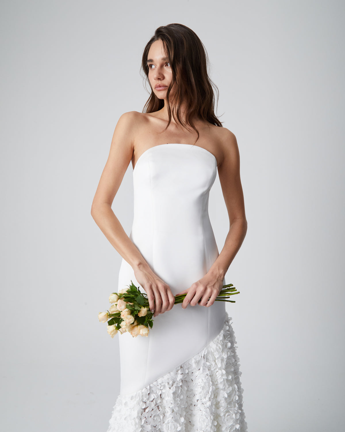 VESTIDO PALABRA HONOR FALDA PÉTALOS