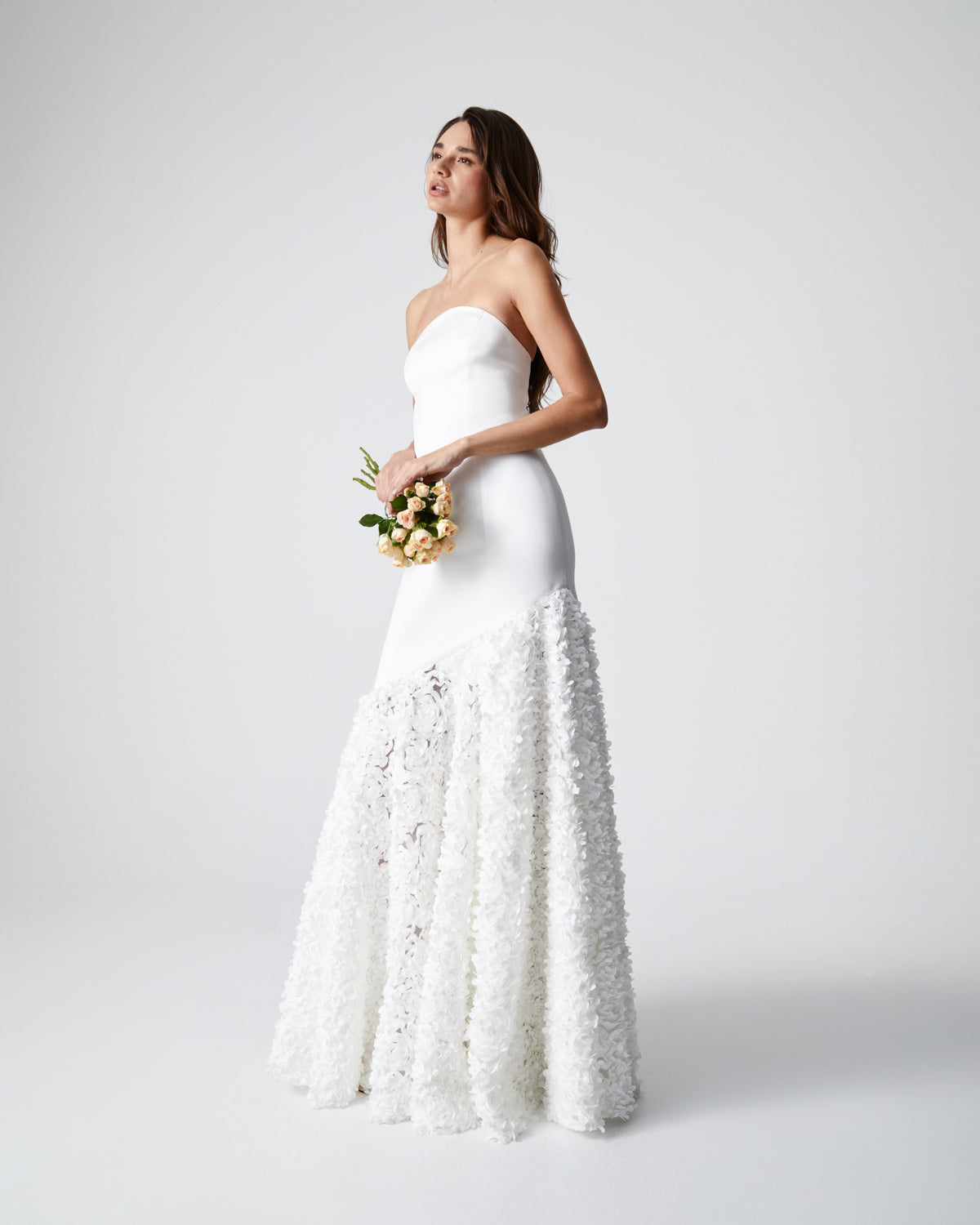 VESTIDO PALABRA HONOR FALDA PÉTALOS