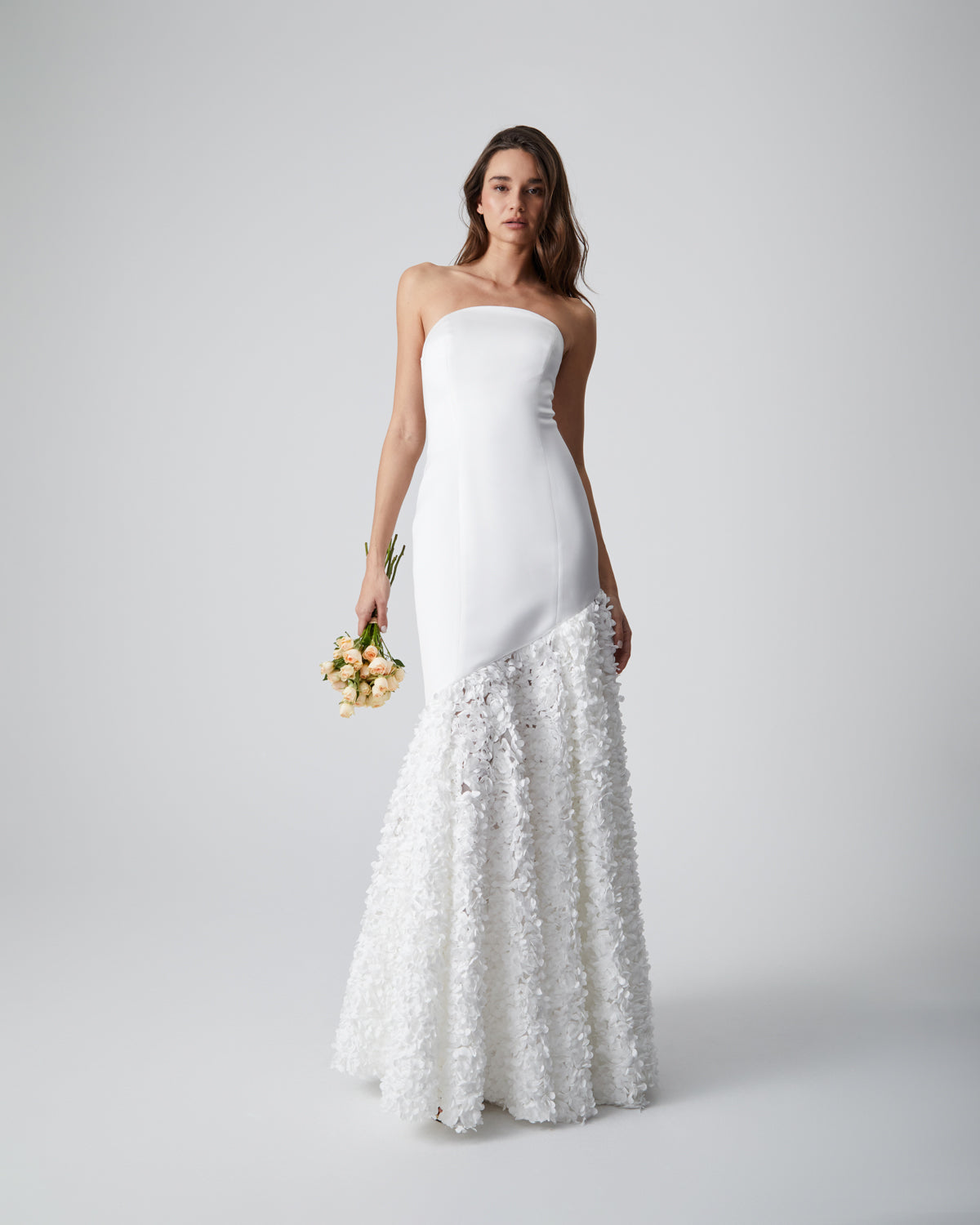 VESTIDO PALABRA HONOR FALDA PÉTALOS