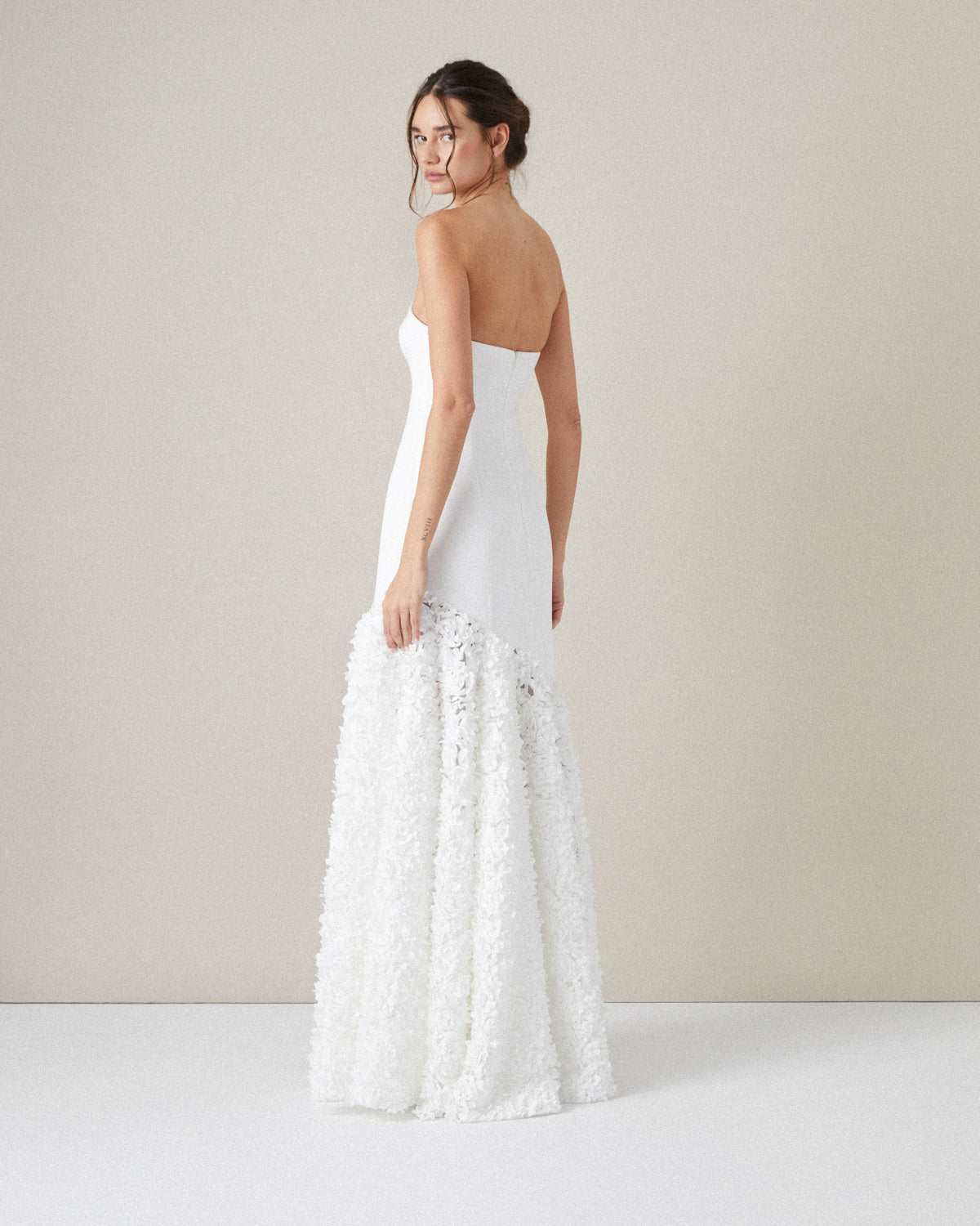 VESTIDO PALABRA HONOR FALDA PÉTALOS