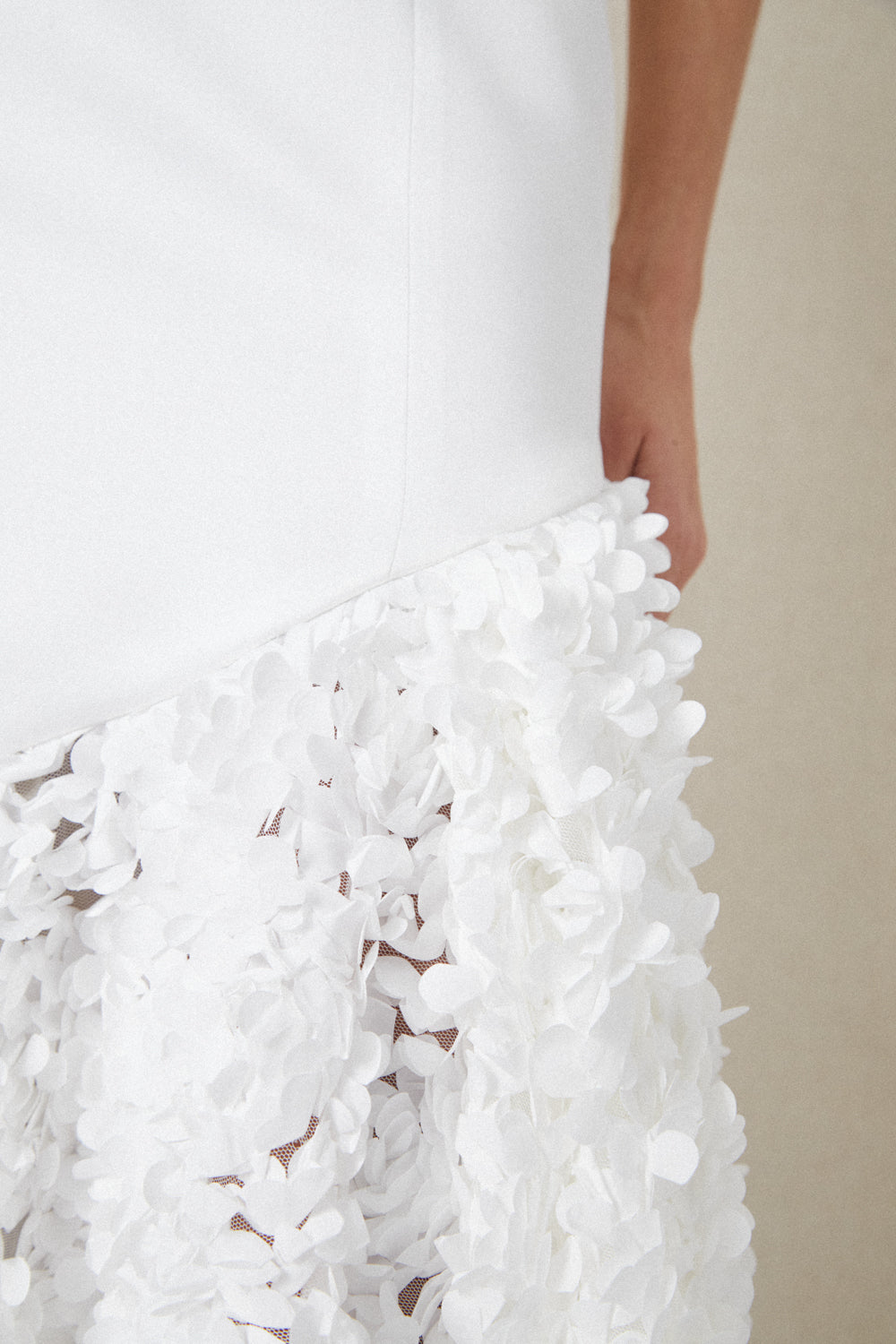 VESTIDO PALABRA HONOR FALDA PÉTALOS