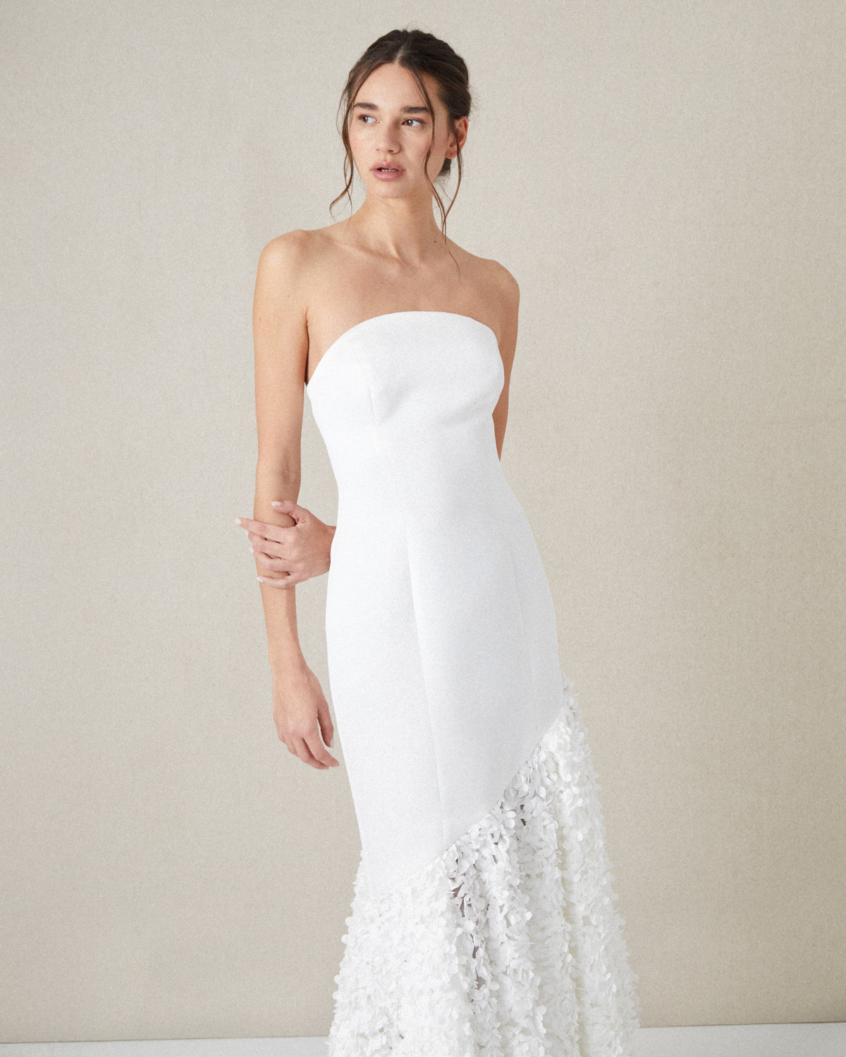VESTIDO PALABRA HONOR FALDA PÉTALOS