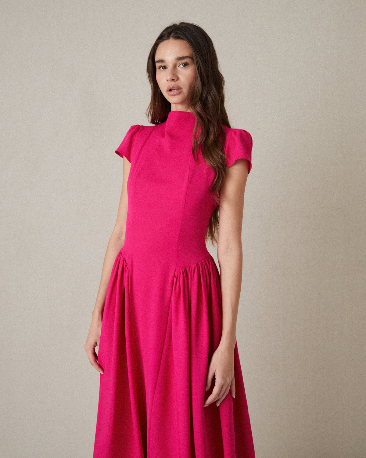 VESTIDO CUELLO ALTO FRUNCES CADERA