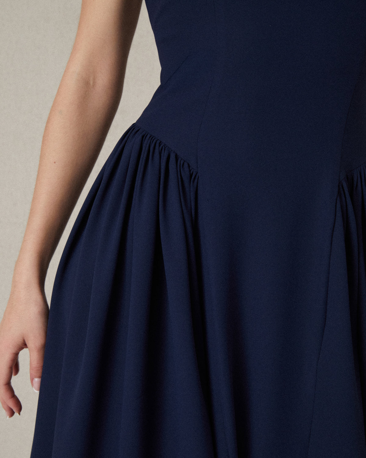 VESTIDO CUELLO ALTO FRUNCES CADERA