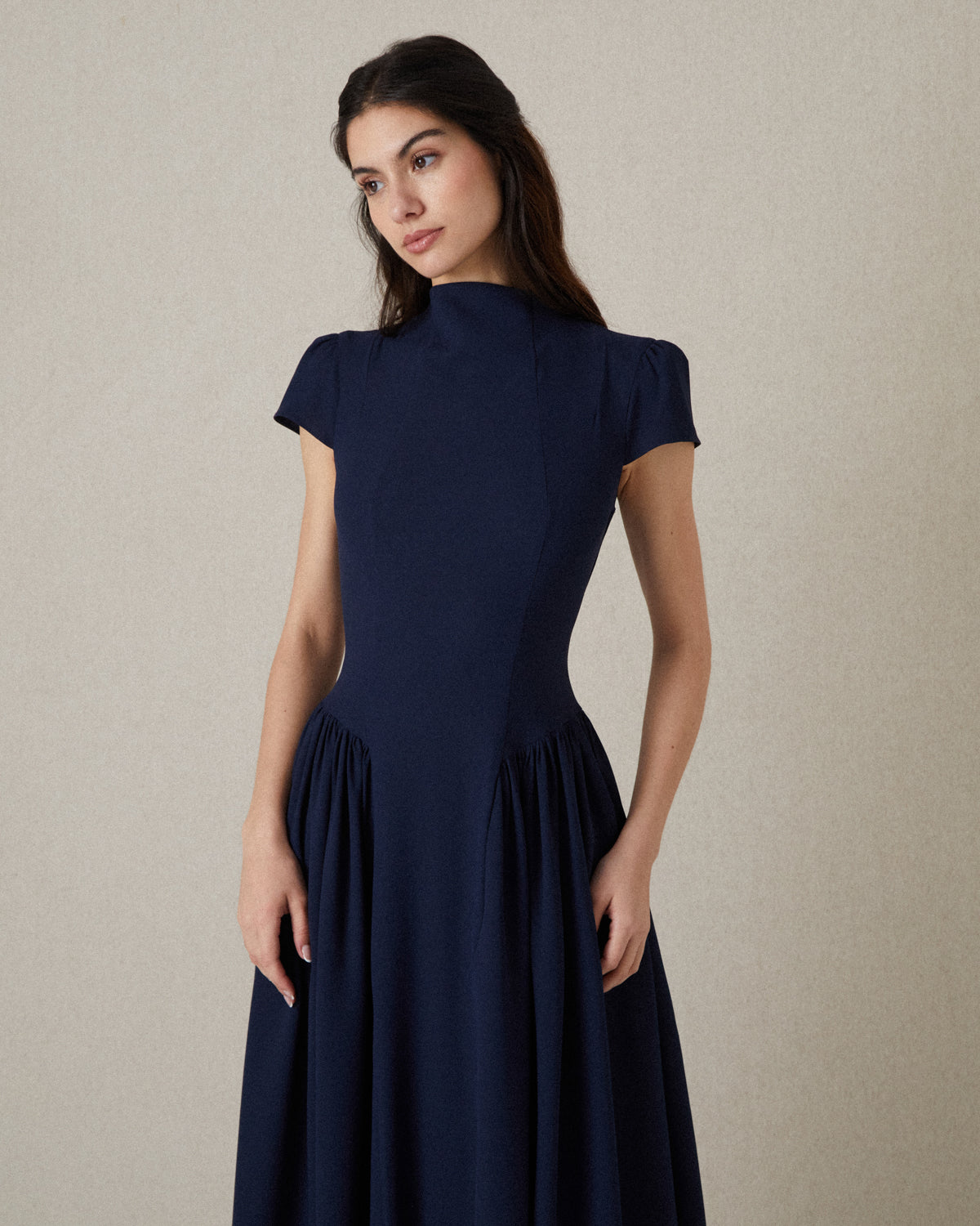 VESTIDO CUELLO ALTO FRUNCES CADERA
