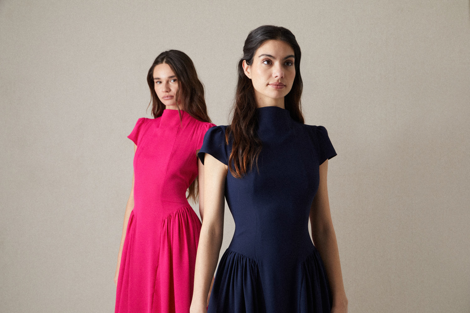 VESTIDO CUELLO ALTO FRUNCES CADERA